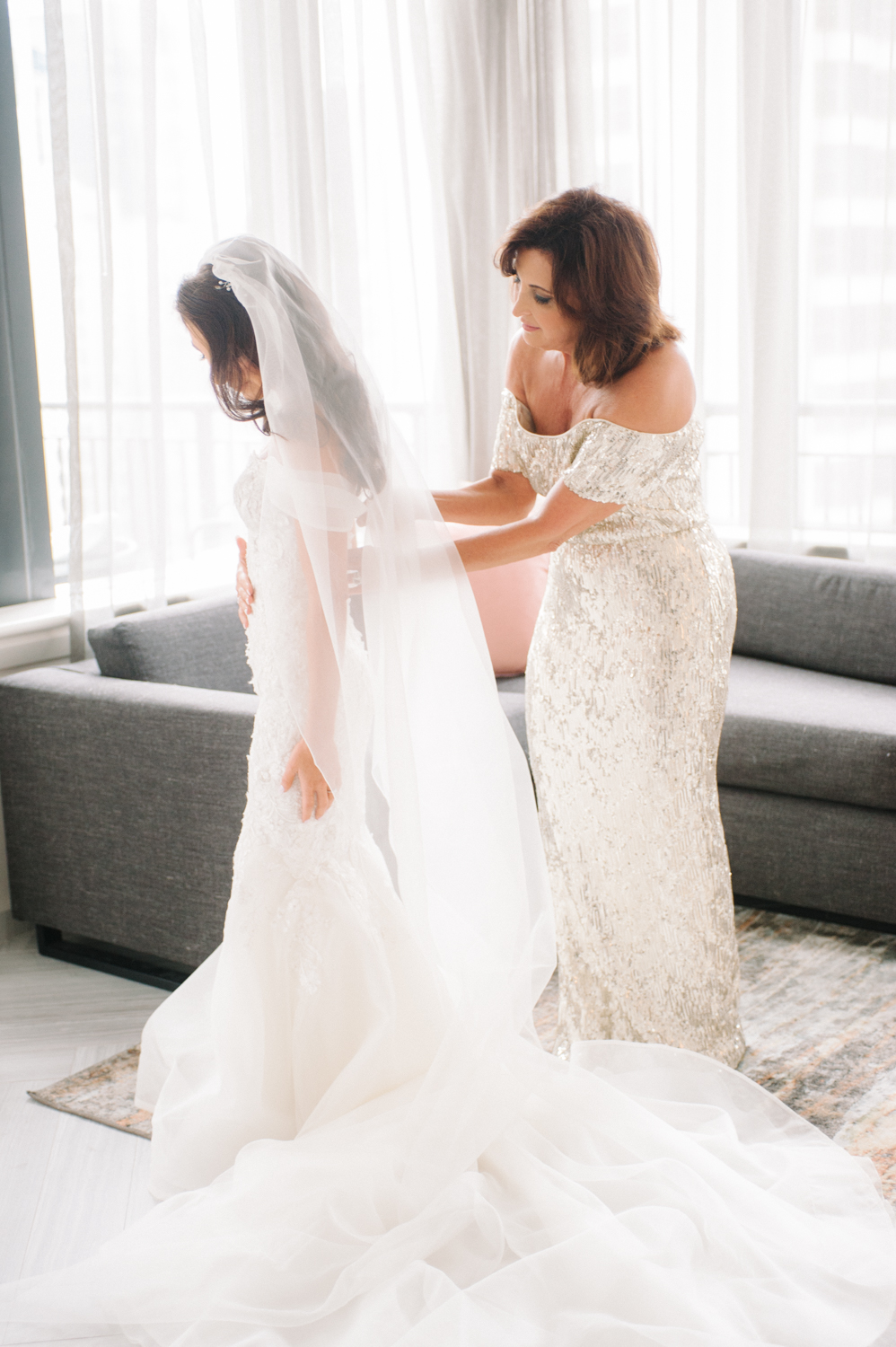 Bride and mom getting ready, Gwen Hotel Chicago, Midwest fine art wedding photographer Erica Robnett