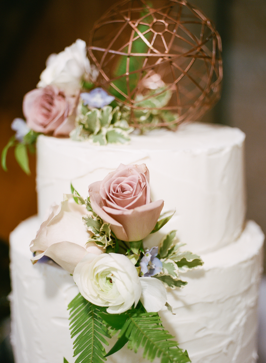 White cake with pink garden roses by Farmgirl Florals and Design, Missouri Fine Art Wedding Photographer