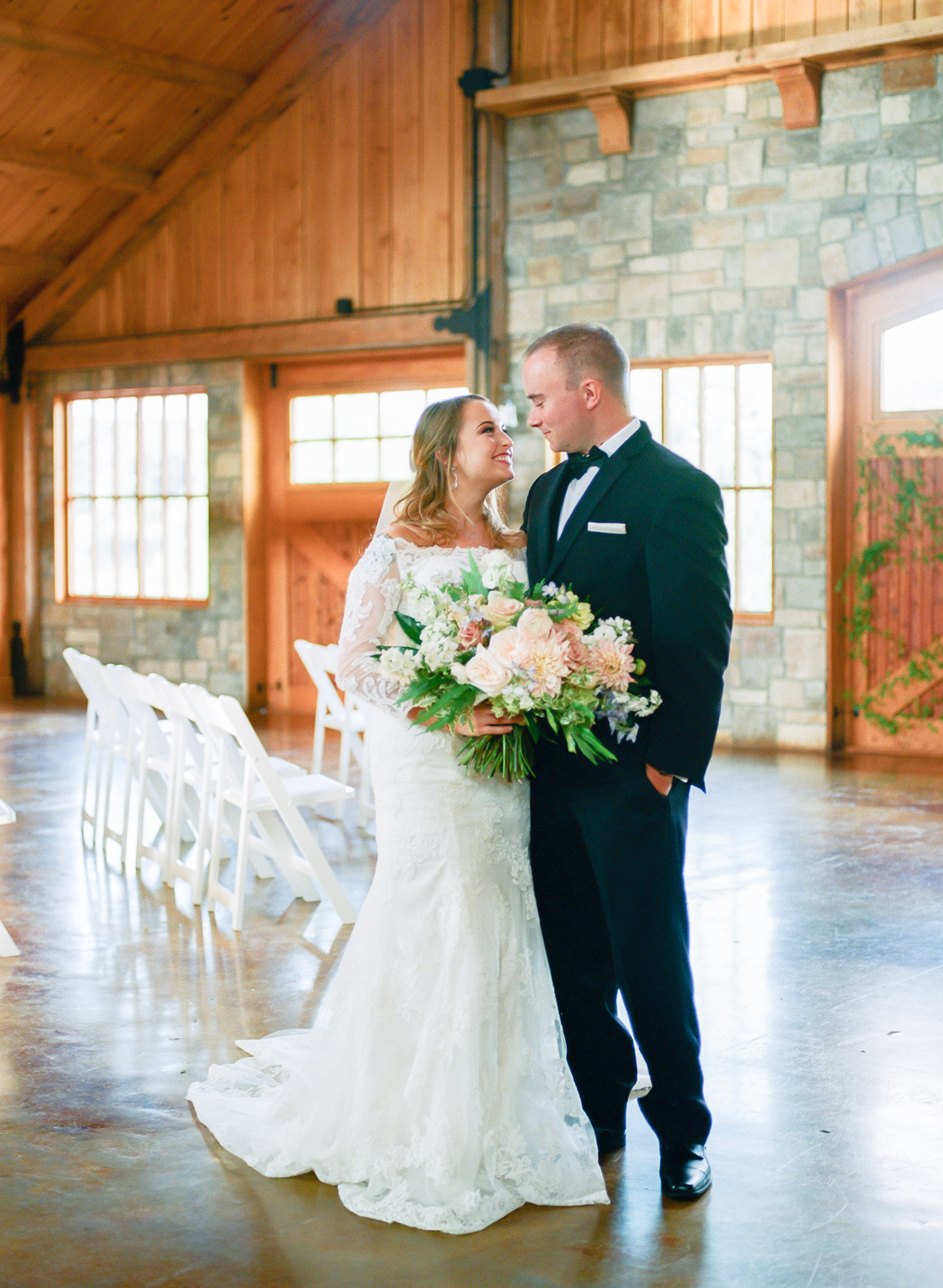 Bride and groom getting married at Mighty Oak Lodge, Mimi's Bridal, Missouri Wedding Photographer Erica Robnett Photography