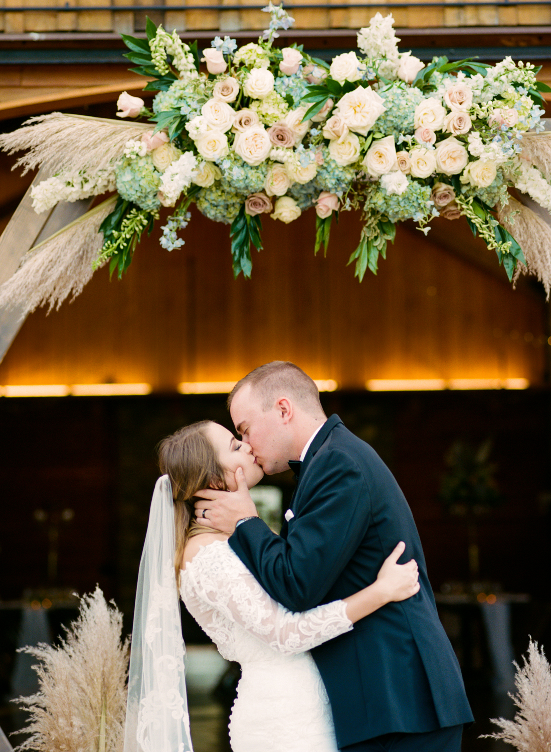 Mighty Oak Lodge Wedding, Farmgirl Floral, Missouri Fine Art Film Wedding Photographer Erica Robnett Photography