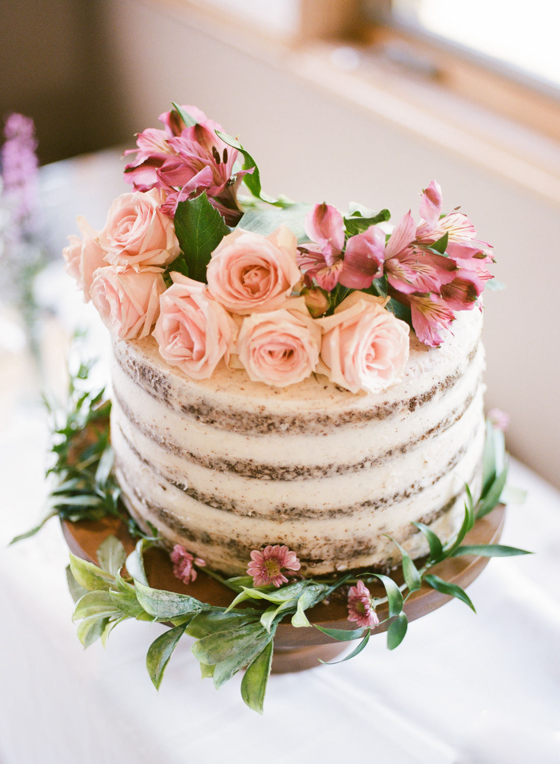 Wedding cake with pink roses; St. Louis fine art film wedding photographer Erica Robnett Photography