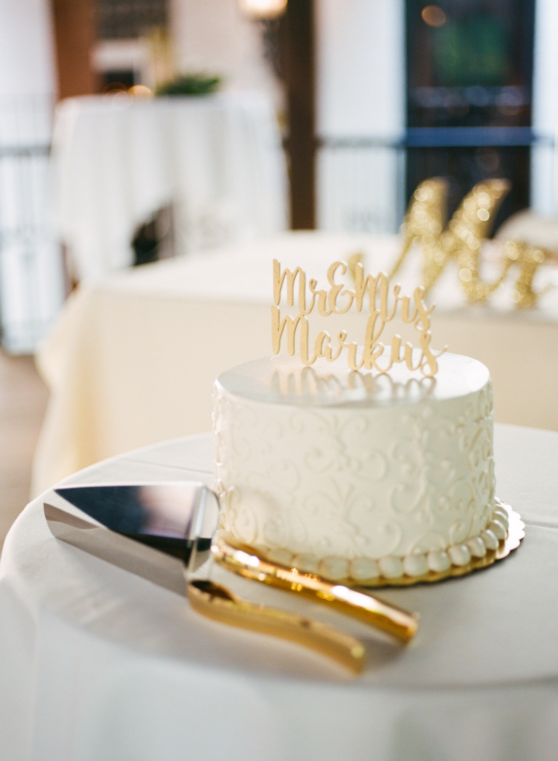 White wedding cake; St. Louis wedding photographer