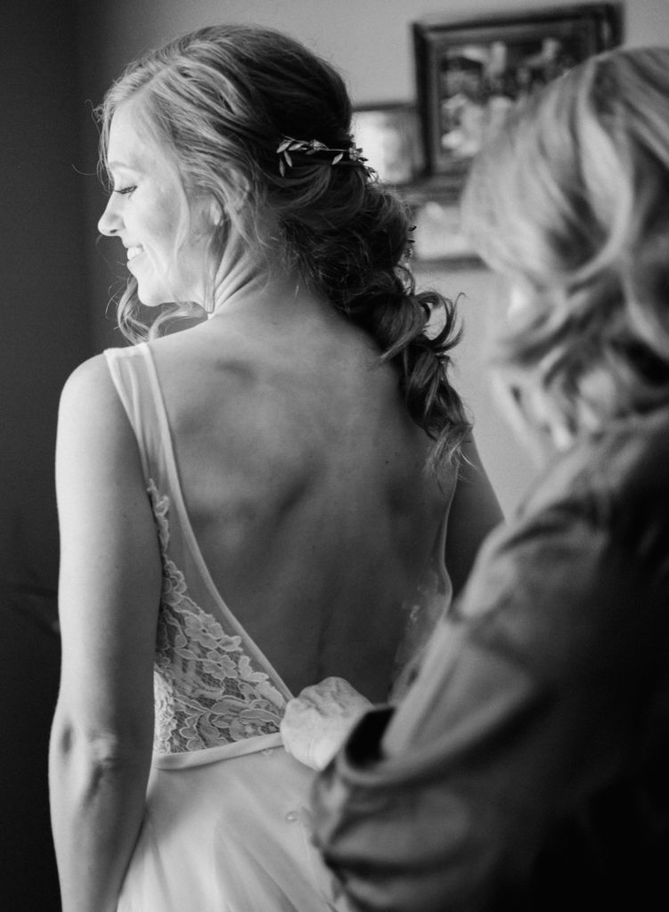 Bride getting ready; St. Louis wedding photographer