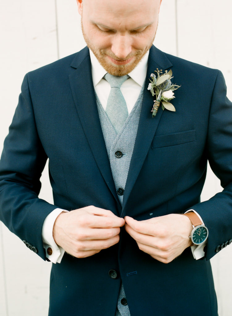 Groom getting ready; St. Louis wedding photographer Erica Robnett Photography