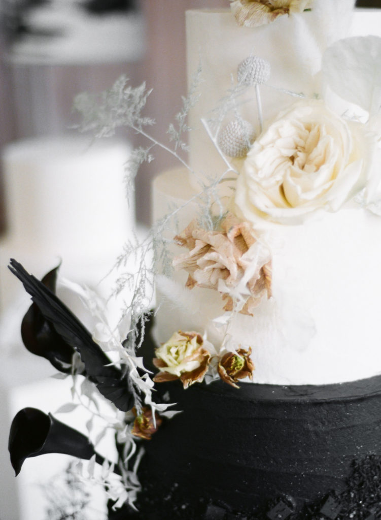 Black and white cake; St. Louis wedding photographer