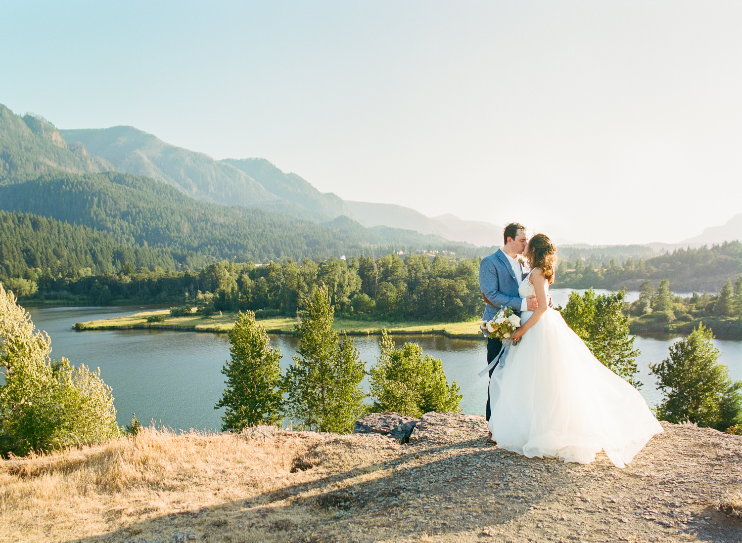 Oregon elopement wedding photography at the Columbia River Gorge; Erica Robnett Photography